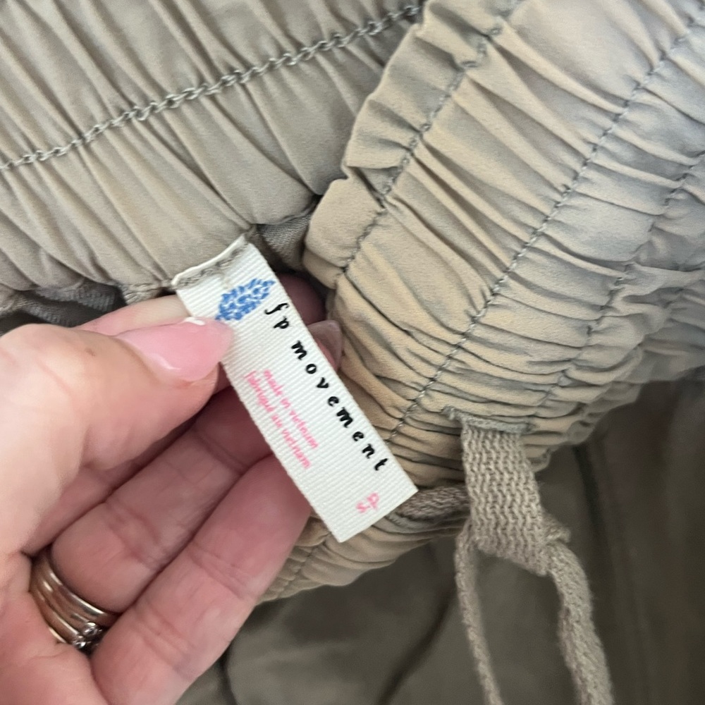 Free people tan parachute pants. Size small. Elastic at bottom to ankle